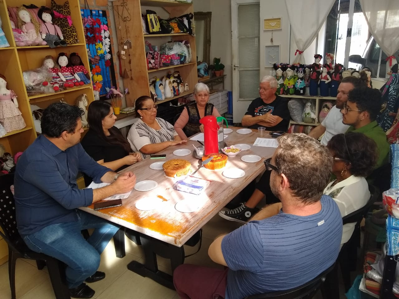 Antes de apresentar projeto, vereador esteve reunido com artesãos do Município